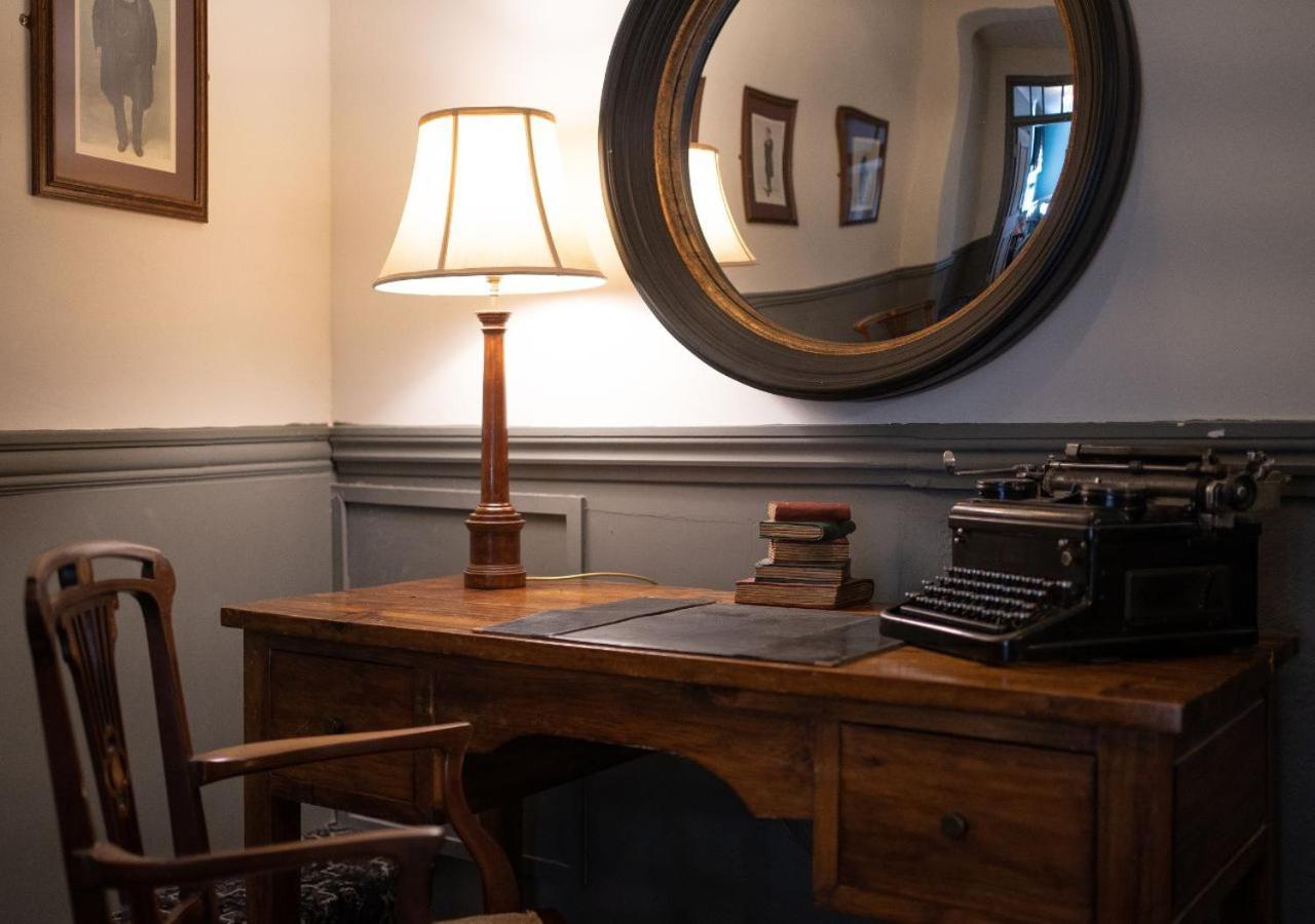 The Bear, Cowbridge Hotel Eksteriør billede