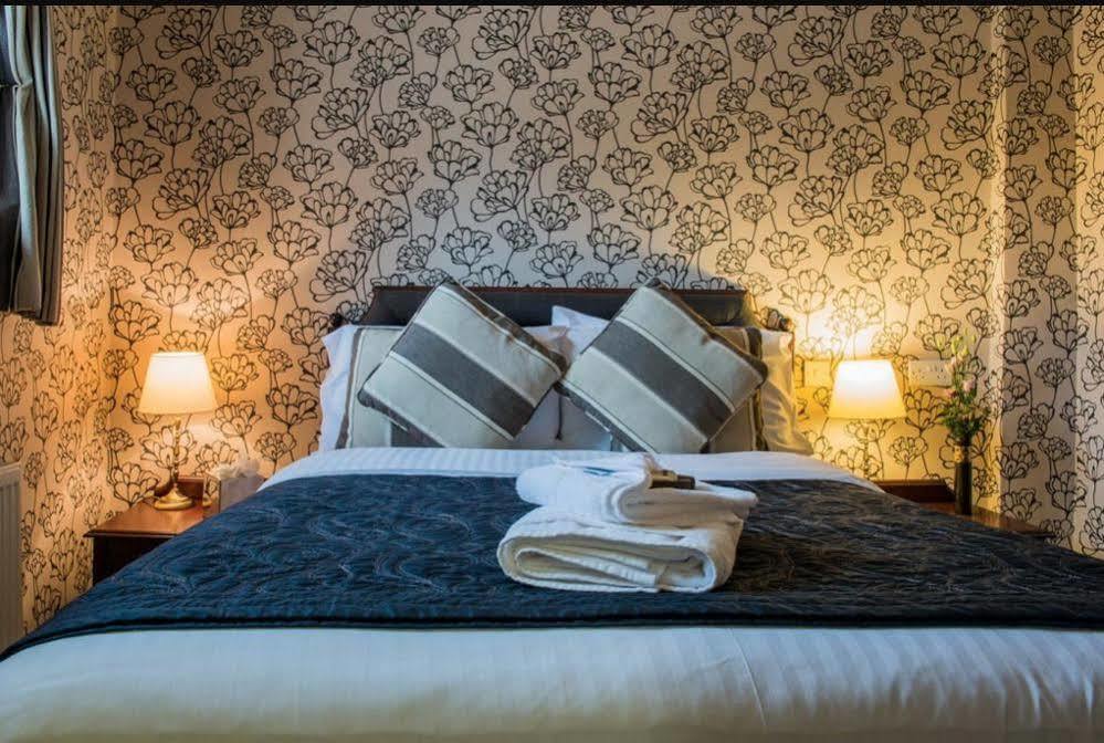 The Bear, Cowbridge Hotel Eksteriør billede