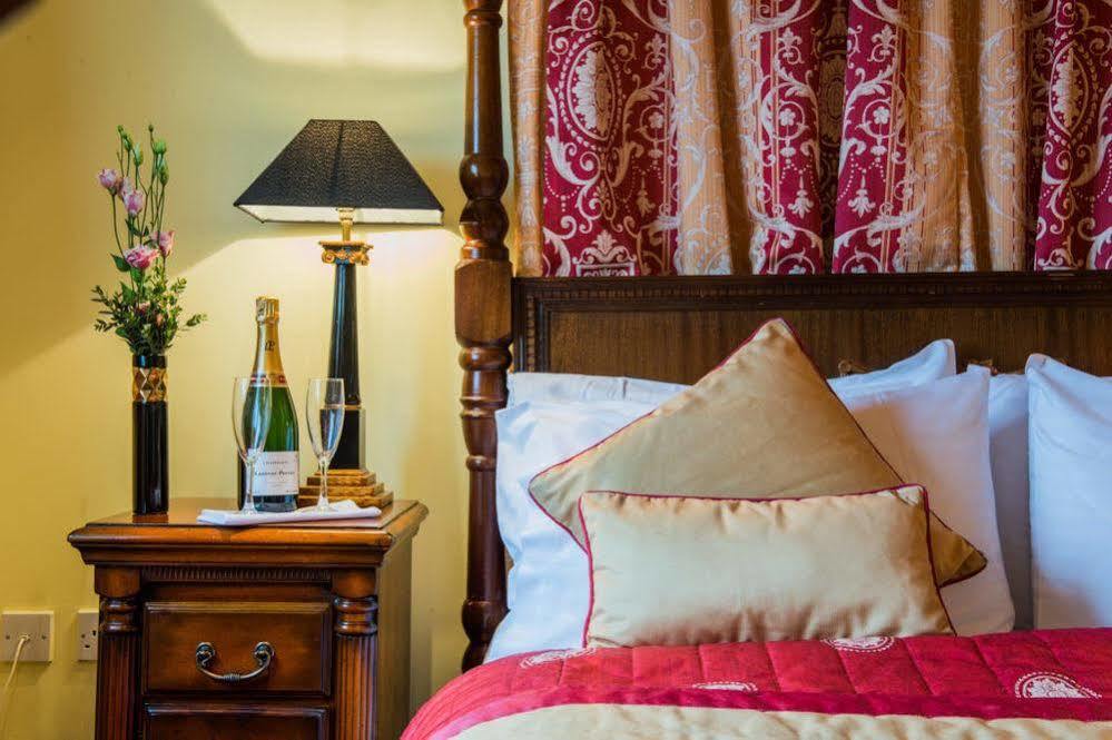 The Bear, Cowbridge Hotel Eksteriør billede